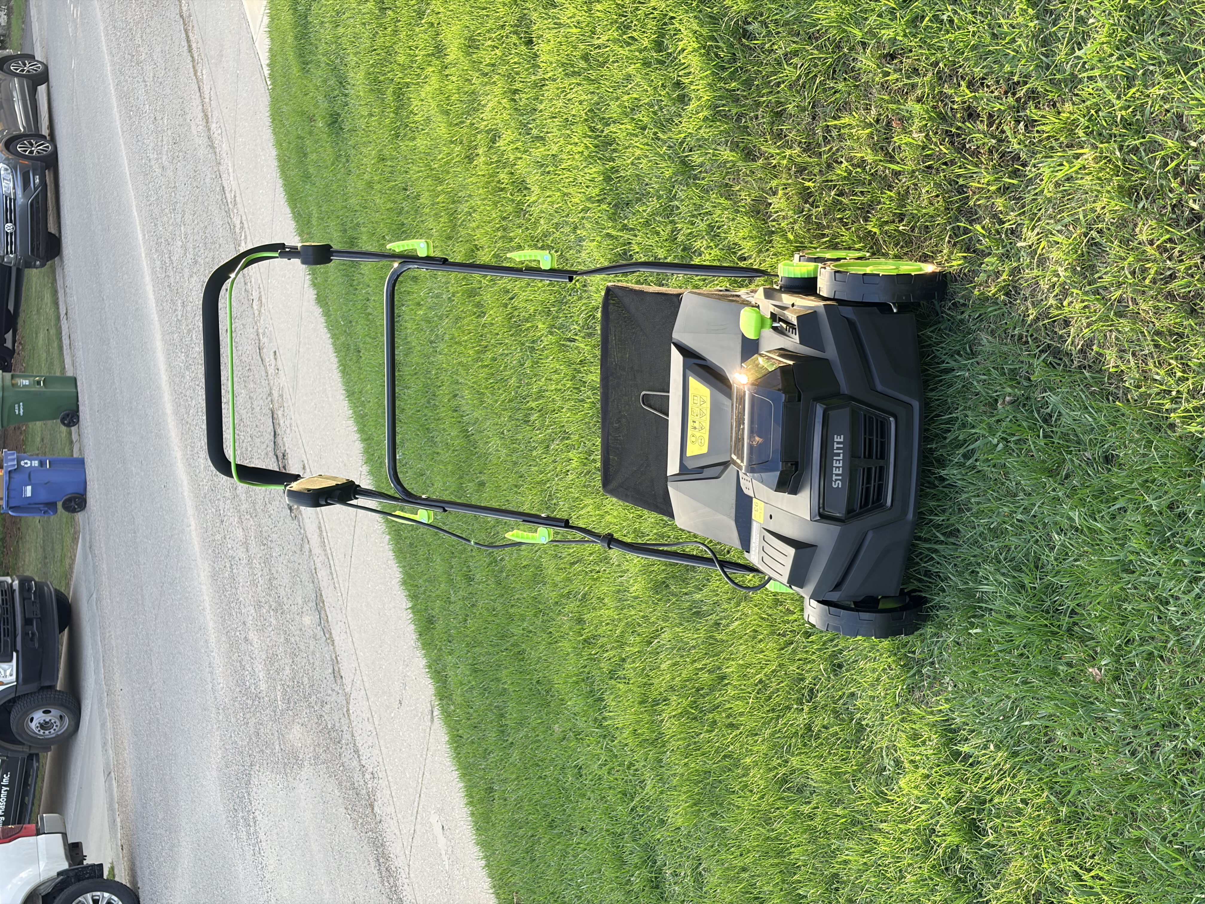 Steelite battery-powered lawn aerator and dethatcher