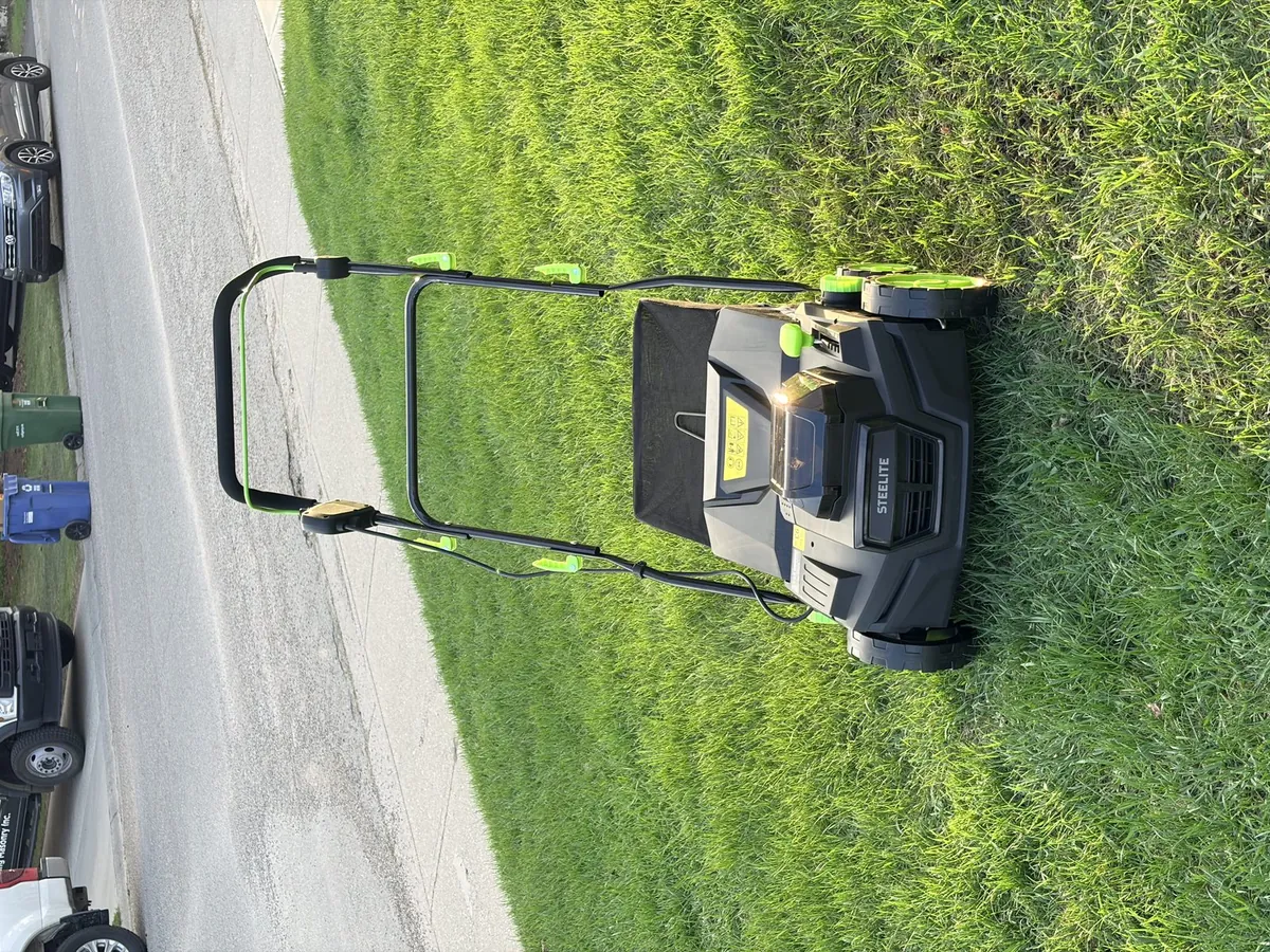 Steelite battery-powered lawn aerator and dethatcher