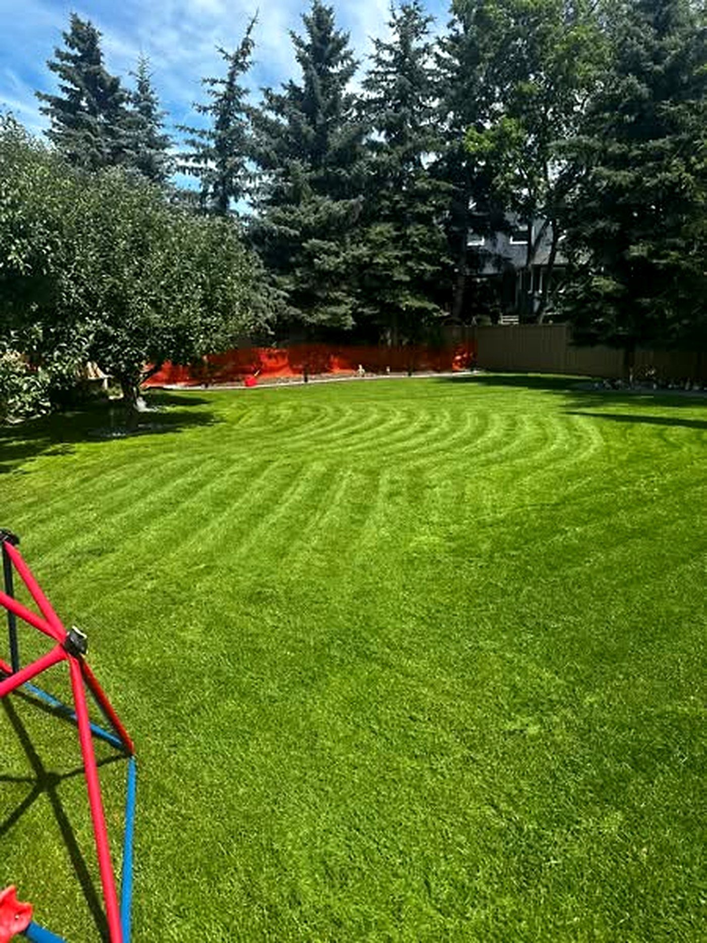 Clean edging along curved path